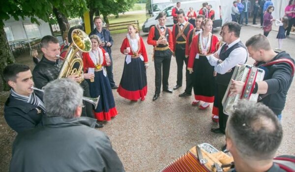 U nedjelju večer folklora 'Kumpanija Kosirići i gosti'