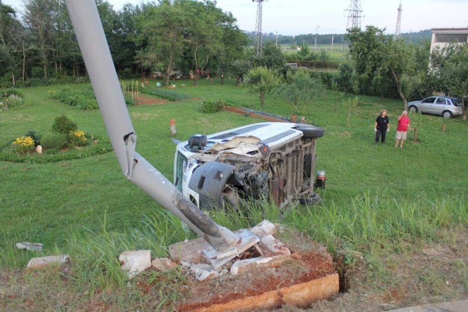 Nakon izlijetanja s ceste, kombi je udario u rasvjetni stup i uništio ga
