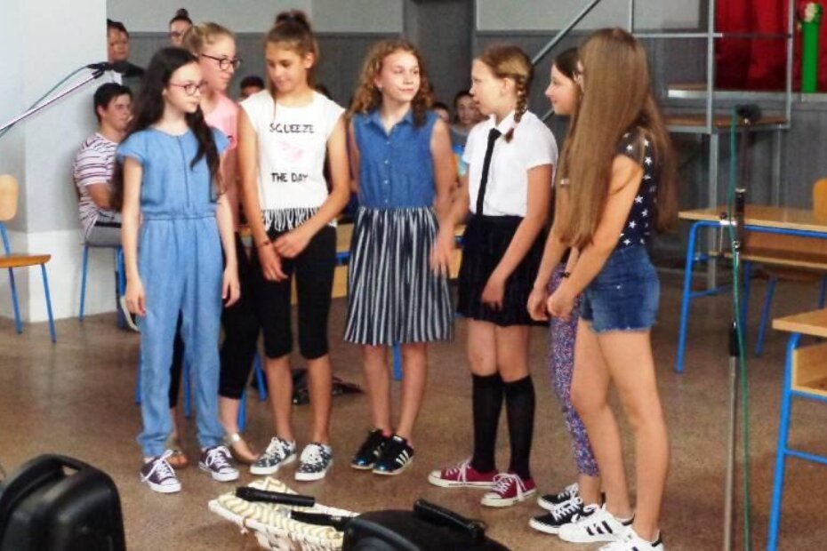 Prizor iz mjuzikla Village Nada, nastalog u režiji učenika viših razreda osnovne škole u Vižinadi