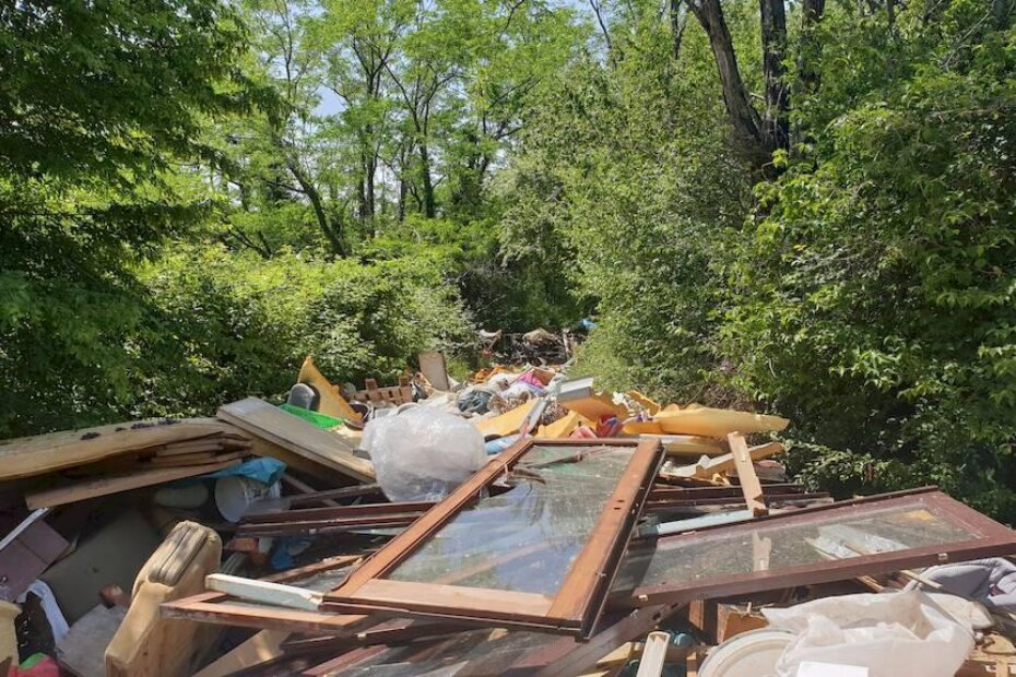 Snimljeno jučer: krupni otpad je potpuno zakrčio šumski put