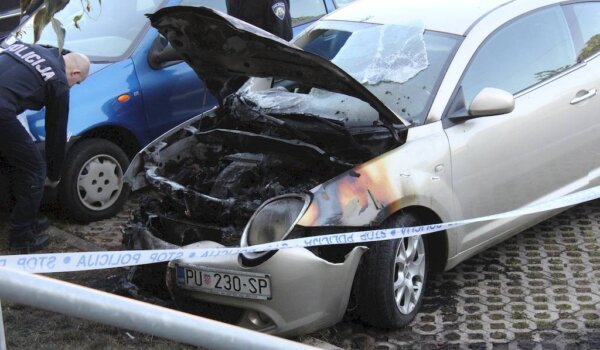 Otvoreni plamen uzrok požara na automobilu Alfa Romeo u naselju Mate Balote