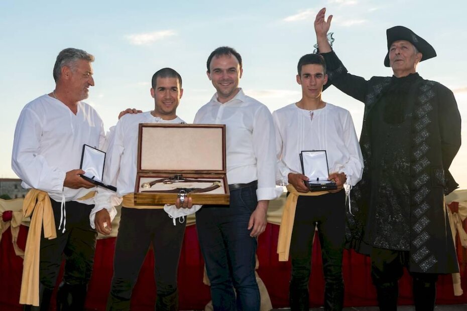 Pobjednik Giostre Antonio Osip s ostalim članovima pobjedničke kontrade, njihovim kumom i gradonačelnikom poreča Lorisom Peršurićem