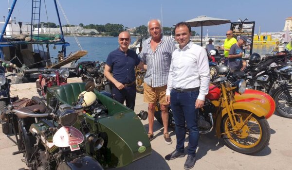 Foto: Oldtimeri stigli na rivu i trg!