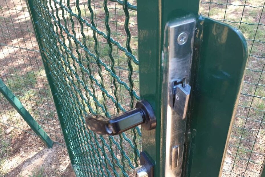 Oštećena brava na vratima Vau parka na porečkoj Finidi