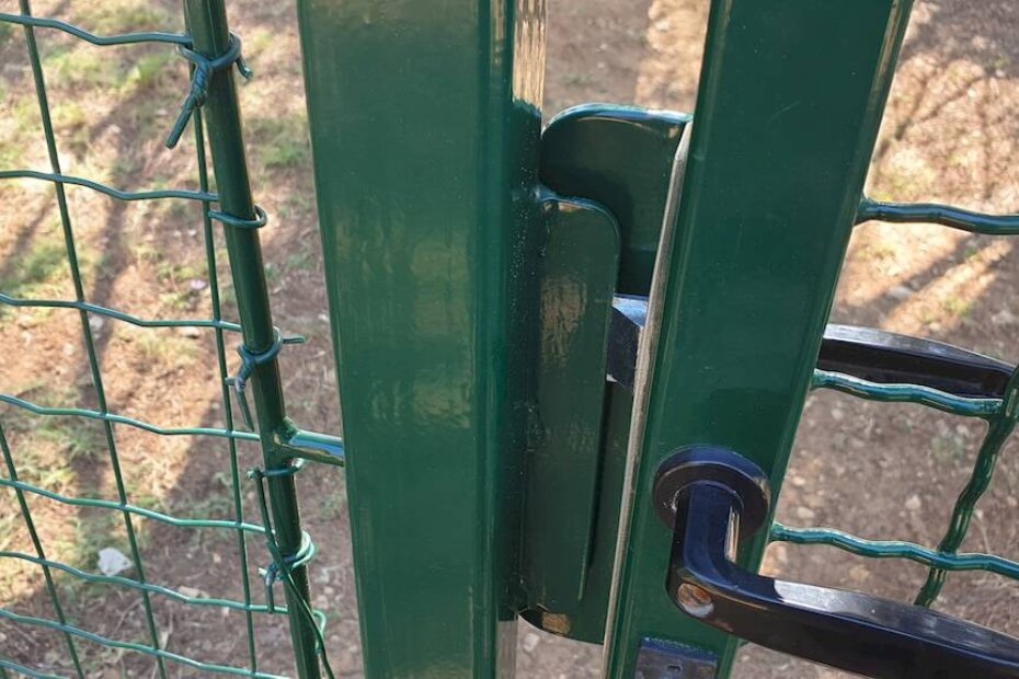 Nakon obilnih kiša u svibnju, vrata Vau parka su se razmaknula, pa ih brave ne mogu zatvoriti