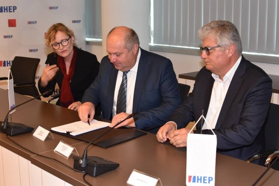 Marino Roce (u sredini) na potpisivanju ugovora o kupoprodaji Sunčane elektrane Kaštelir (Foto: Istarski.hr)