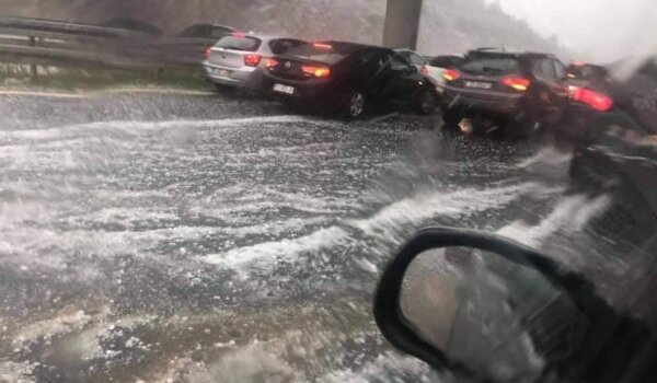 Nevrijeme na autoputu, ovi vozači imaju svoja pravila, sebično od njih ili pametan potez?