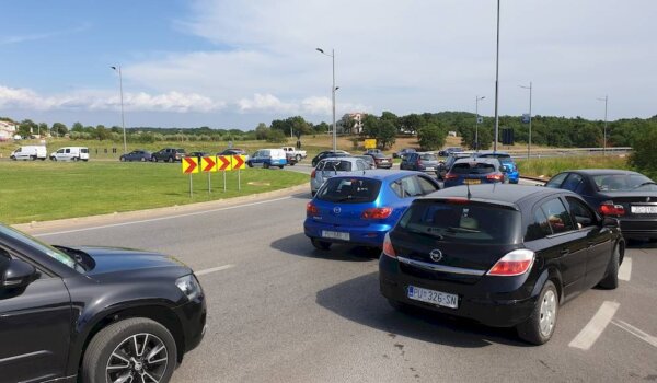 Duge kolone zbog radova na cesti u Varvarima