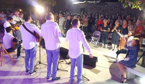 Klapa Kampanel i gitarist Natko Štiglić oduševili publiku u Funtani