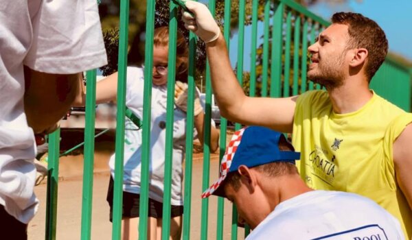 Polaznici Lions kampa mladih obojili ogradu OŠ Poreč