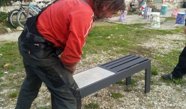 Društvu Naša djeca ukrali klupu-skulpturu, dar Emila Knapića