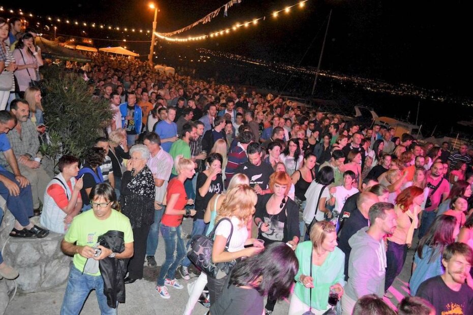 Publika u lučici (arhiva)