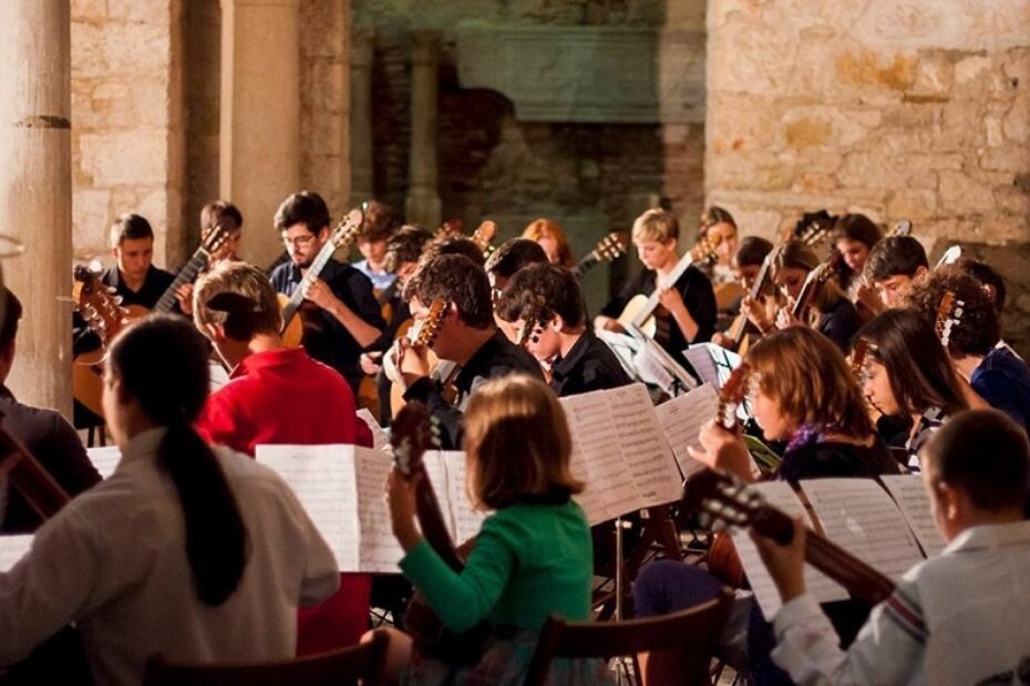 Ljetna škola Xhevdeta Sahatxhije djeluje od 2013. godine, a cilj joj je promocija mladih gitarista, afirmacija
njihovih glazbenih potencijala, širenje multikulturalnih
vrijednosti te sudjelovanje u raznim glazbenim nastupima.