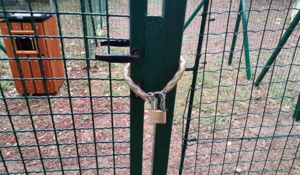 Lancem i lokotom zaključali vrata Vau parka na Finidi