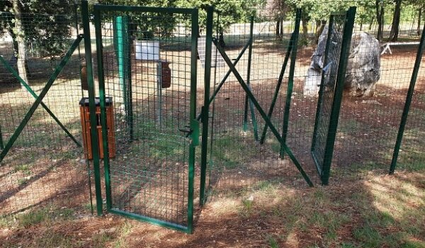 Grad Poreč: Postavljanje lokota na vrata Vau Parka prijavljeno policiji