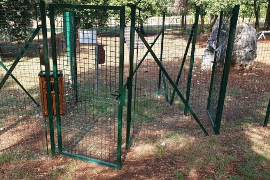 Komunalni redari su uklonili lokot i lanac s ulaza u Vau park