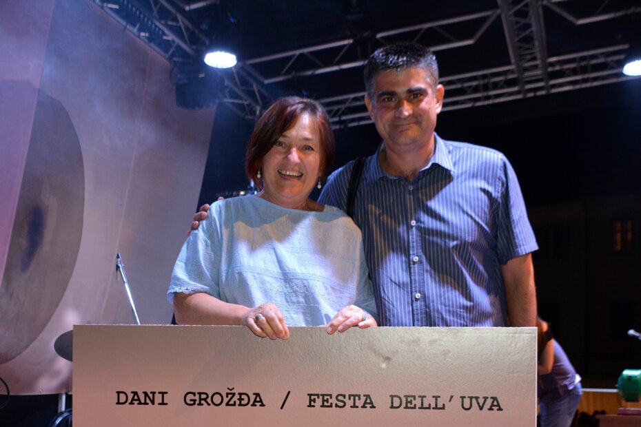 Pobjednica tombole Heidi Branković i gradonačelnik Buja  Fabrizio Vižintin