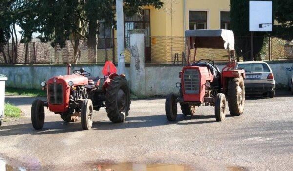 Oprez - traktori i radni strojevi u prometu