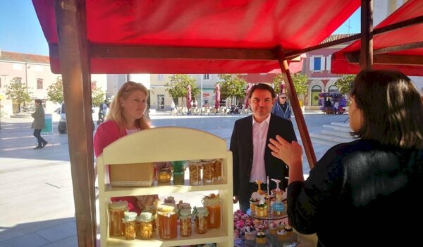 Mjesec poduzetništva u Poreču - na Trgu slobode otvoren sajam poduzetništva