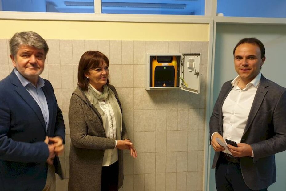 Dr. Ante Ivančić, dr. Radmila Korlević i Loris Peršurić uz defibrilator