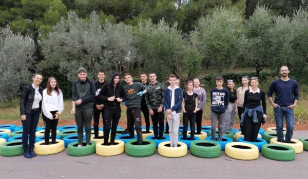 "Gumeni park' na novoasfaltiranom igralištu Srednje škole Mate Balote