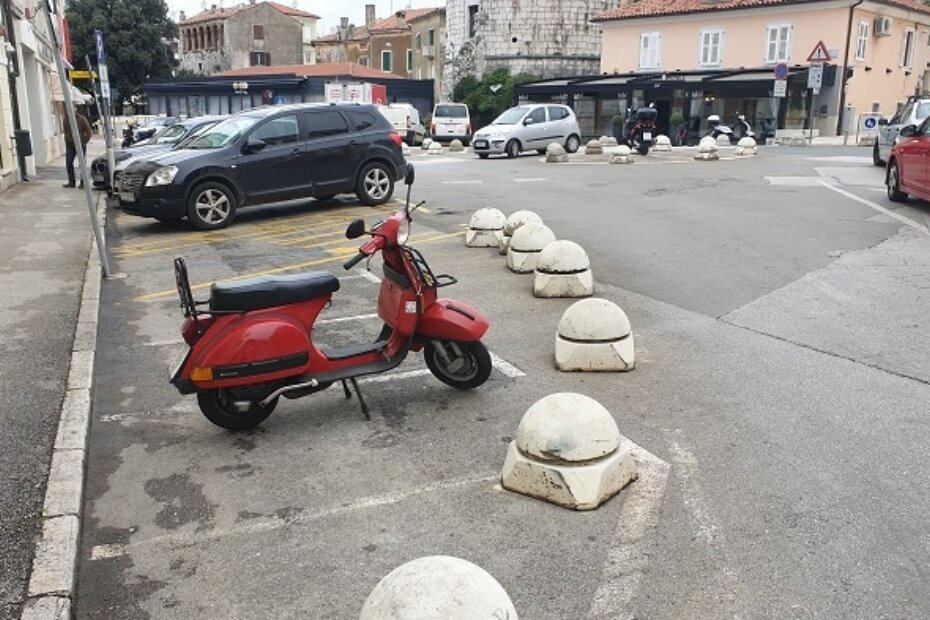 Tek se jedan motocikl uspio parkirati