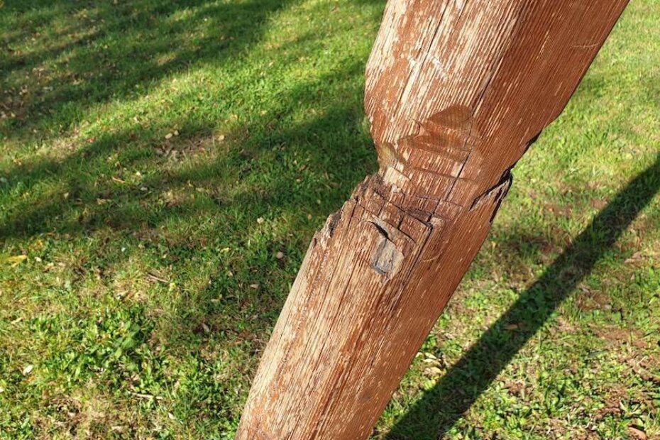 Oštećeni drveni nosač ljuljačke