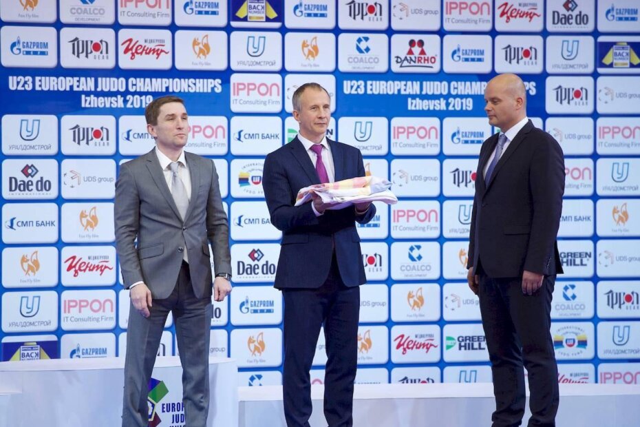 Ceremonijalna primopredaja zastave natjecanja