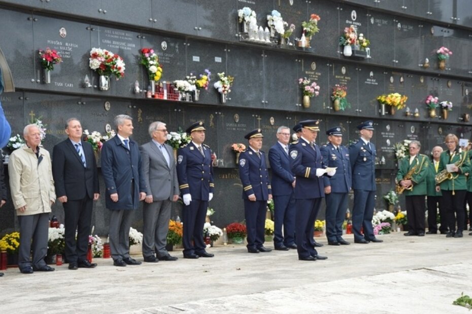 Položeni vijenci za branitelje poginule u pulskoj Zračnoj (TV Istra)