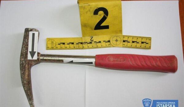 Umag: Napao ga čekićem