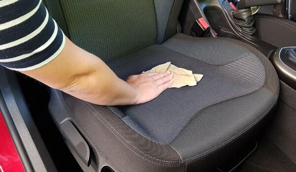 Kako očistiti prljava sjedala automobila: Odgovori se kriju u vašem kućanstvu!