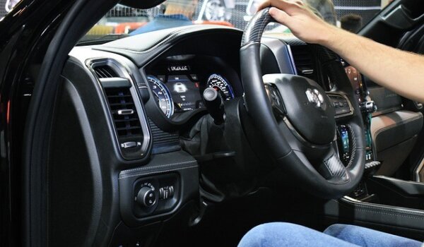 Mjesta u automobilu s najviše bakterija i tko više brine o vozilima, muškarci ili žene?!