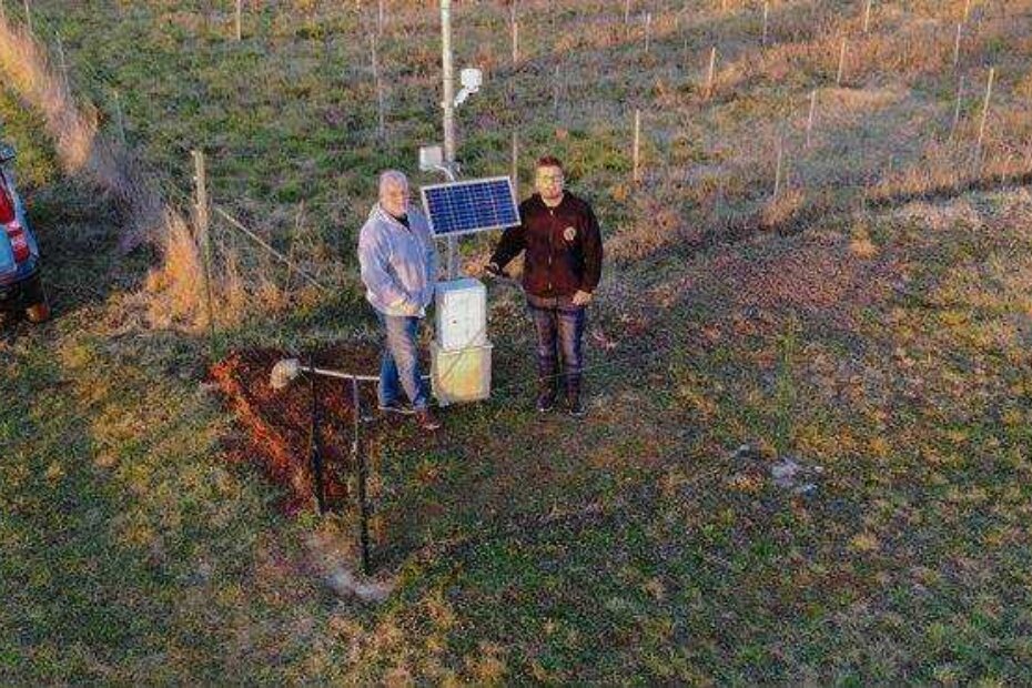 Livio Radovan i Petar Radovan kod agrometeorološke postaje