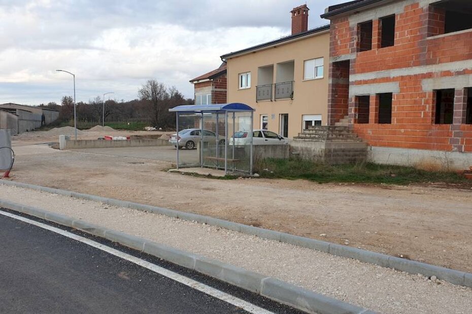 Natkriveno stajalište daleko je od prometnice