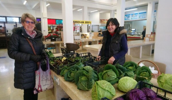 Đir po porečkom markatu: zeleno lisnato povrće u prvom planu