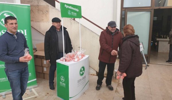 IDS prigodnim darovima za prolaznike obilježio Valentinovo i 30. godišnjicu postojanja stranke