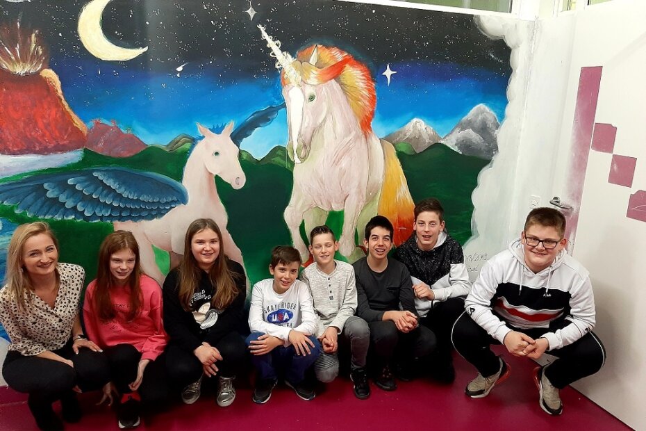 Učenici mlađe i starije dobne skupine s mentoricom. (foto: OŠ Vladimir Nazor)