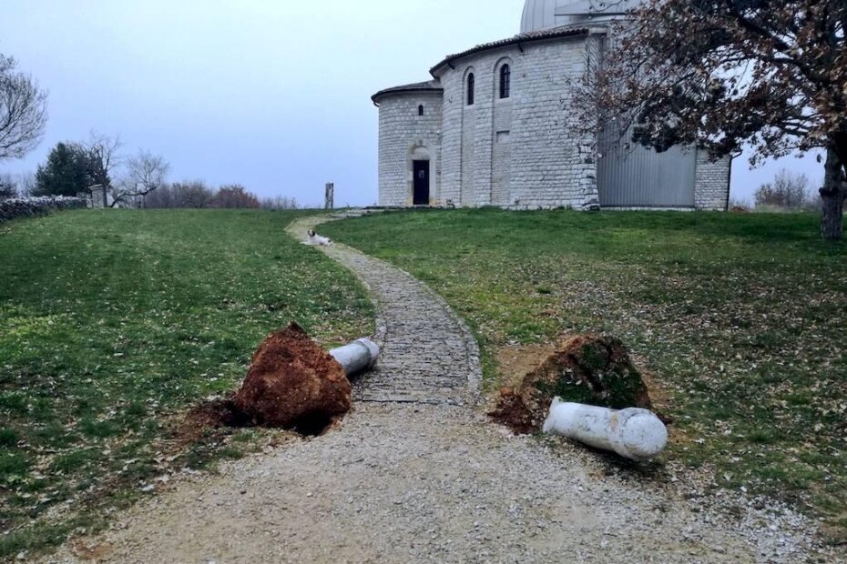 Srupene skulpture "Svjetionici" kipara Marjana Paića