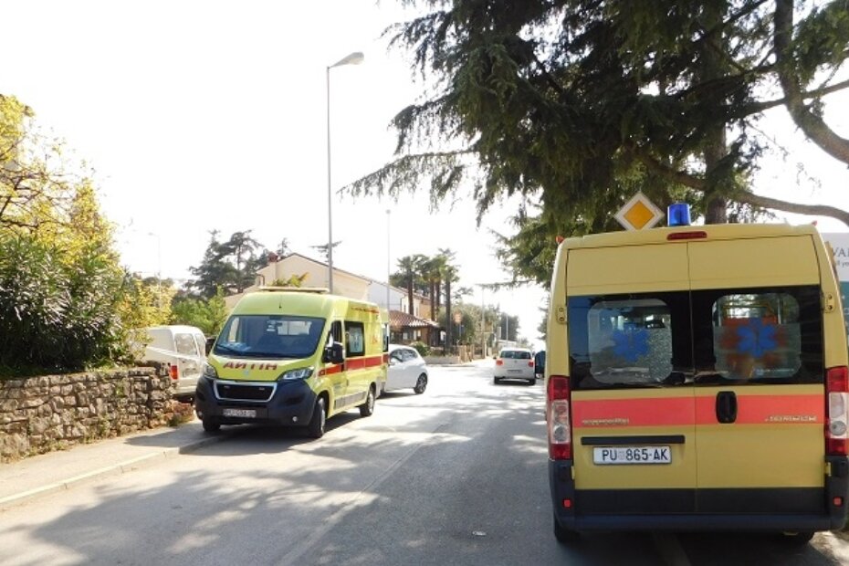 Dva vozila hitne pomoći u Špadićima, no muškarcu nije bilo spasa (fotografija: Parentium)