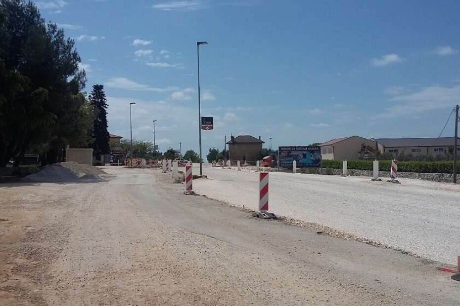 Ulaz u Sv. Lovreč: Skinut je stari asfaltni sloj