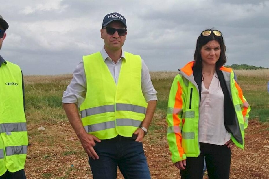 Ivan Barbić (u sredini) s predstavnicima izvođača i nadzora