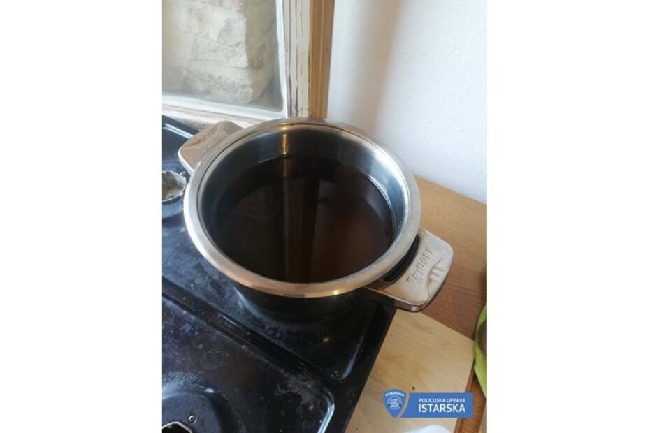 Osumnjičeni je pri dolasku policije kuhao ulje indijske konoplje.
Foto: PU istarska