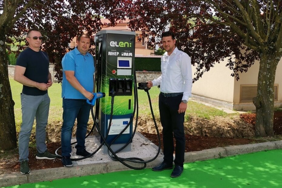 Načelnik Općine Vižinada Marko Ferenac i članovi Uprave HEP-a Tomislav Šambić i Saša Dujmić.