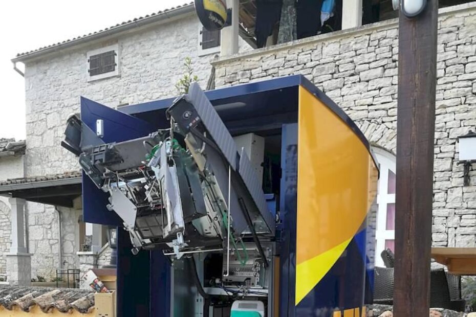 Razneseni bankomat u Flengima