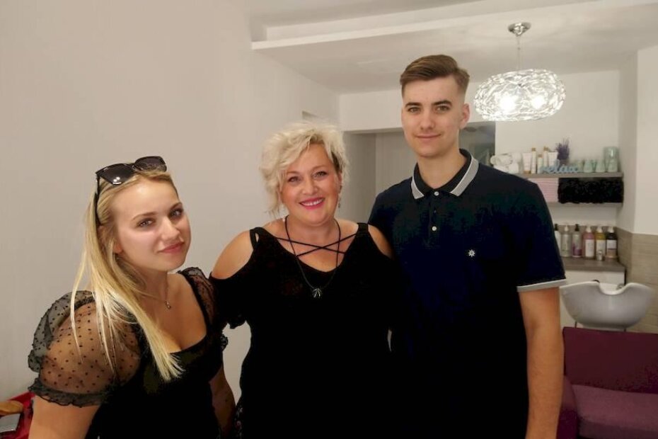 Gordana Poropat s priznanjem Obrtničke komore Istarske županije i sa svojim timom, kcerkom Nikom i Bernardom