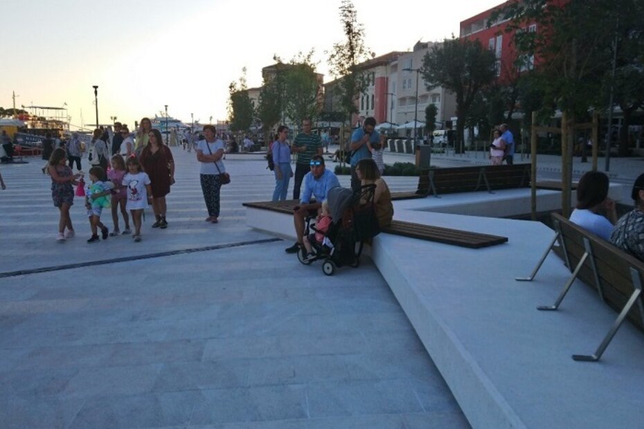 Građani u šetnji na novootvorenoj rivi