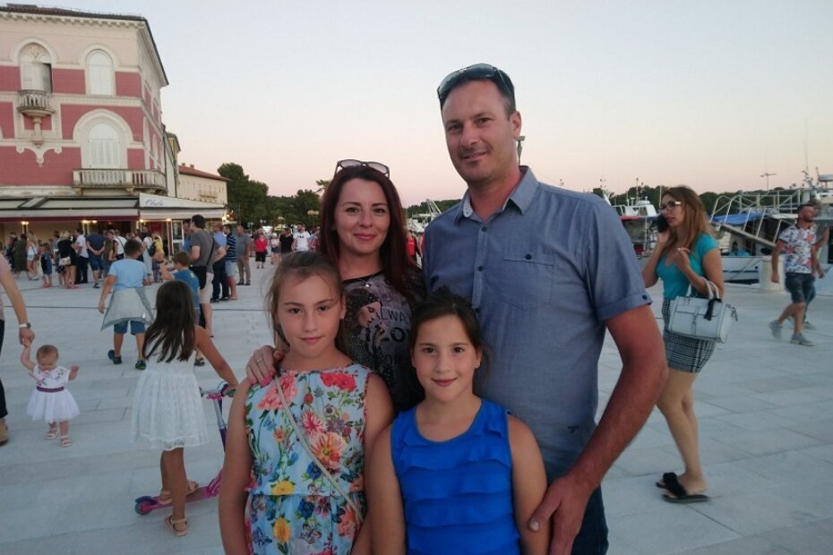 Denis i Nataša Bernobić s djevojčicama Karlom i Emom