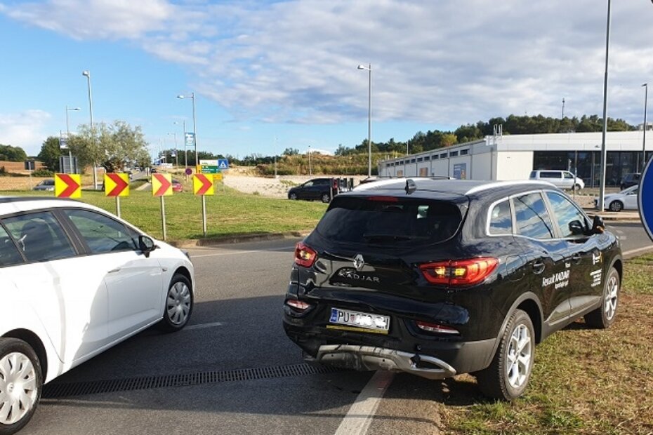 Renault je odbačen s kolnika