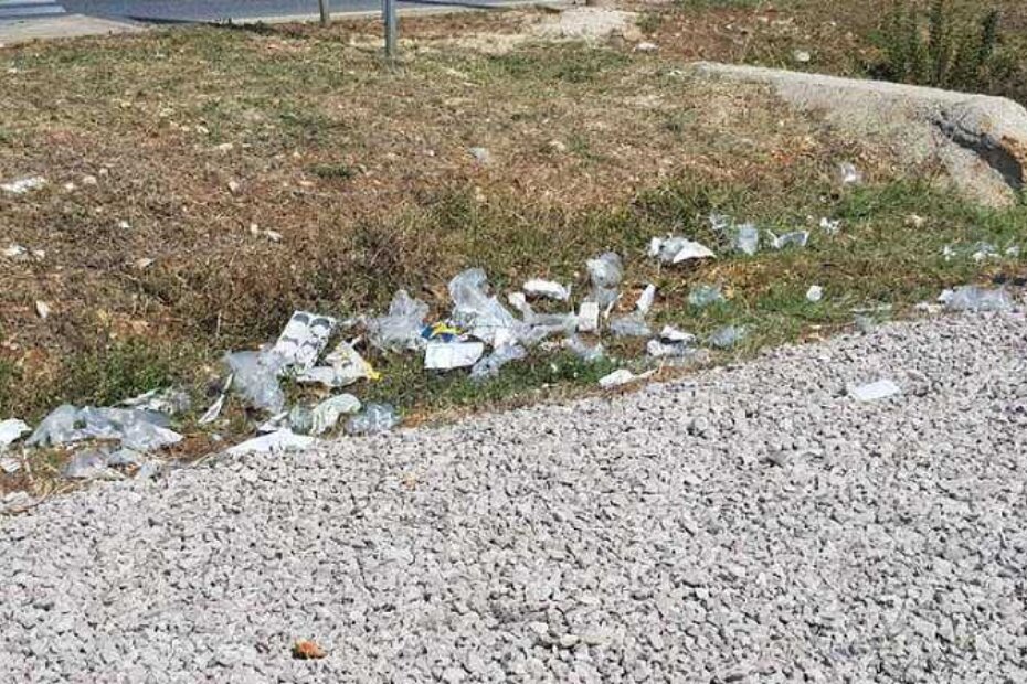 Slike koje podsjećaju na vrijeme pred 30 godina, kada je bilo normalno bacati otpad uz cestu