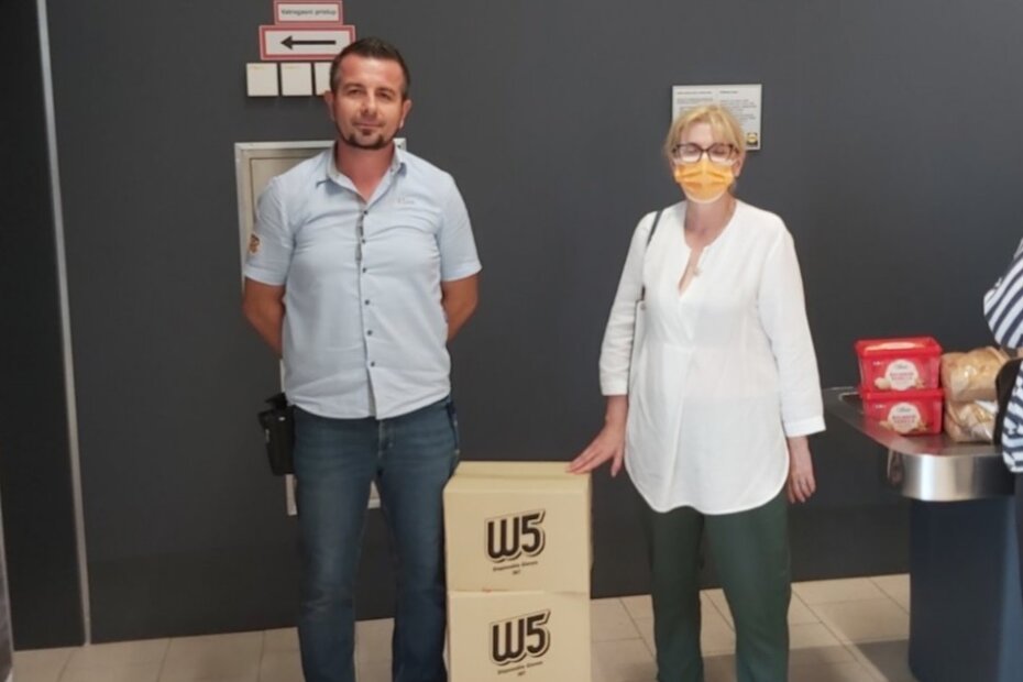 Lidl je donirao 3000 komada zaštitnih rukavica koje je preuzela ravnateljica Doma Tihana Mikulčić.